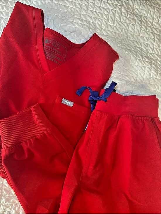 Figs Tops - Winning Red FIGS set size small 
Zamora High-Rise Jogger and Catarina top